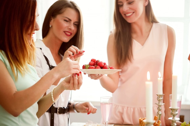 食べ物やスナックを共有する女性