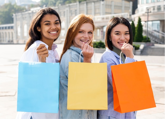 Foto gratuita donne che ferrano le borse della spesa