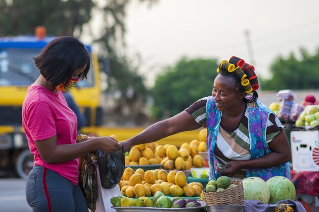 市場で果物を買い物する女性