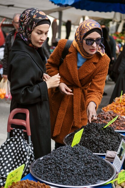 Женщины делают покупки для рамадана среднего выстрела