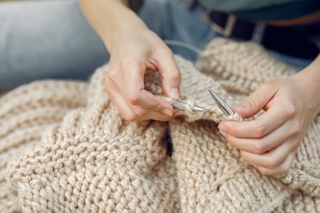 夏の公園に座っていると編み物をする女性