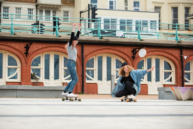 Женщины на скейтбордах в городе полный кадр