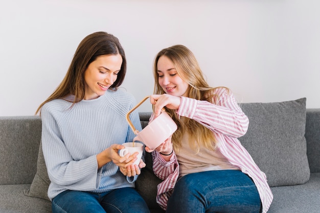 女性、ソファ、注ぐ、お茶