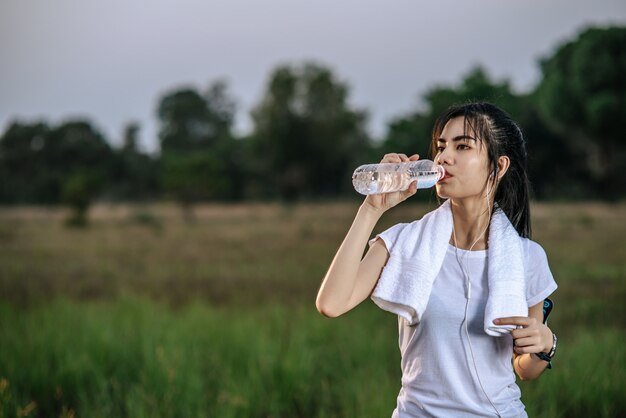 女性は運動後に水を飲むために立ちます