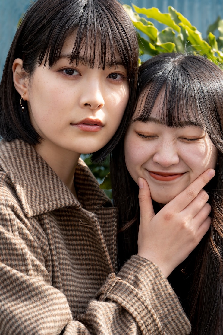 무료 Photo 자연에 둘러싸인 여성 미디엄 샷