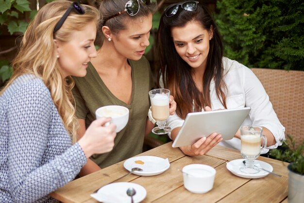 友達とコーヒーを飲む女性