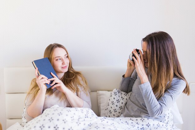 ベッドで写真を撮っている女性