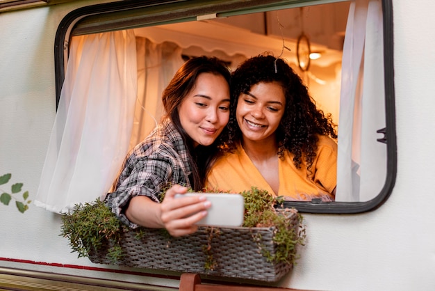 Foto gratuita donne che scattano foto di sé e stanno insieme