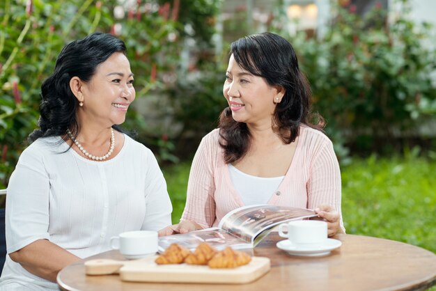 カフェで話している女性