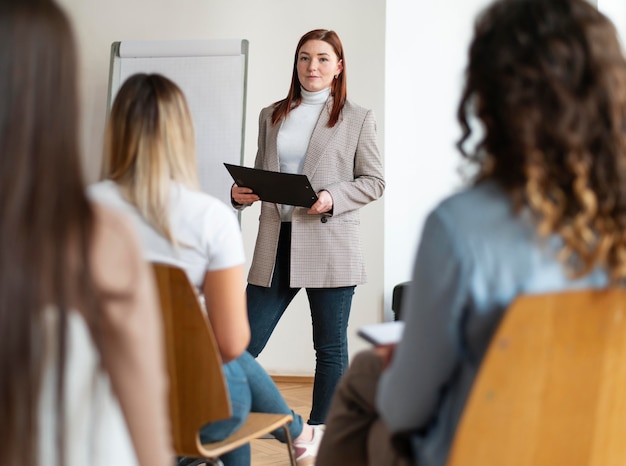 Foto gratuita le donne alla terapia si chiudono