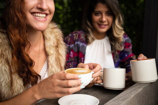 コーヒーショップで一緒に女性