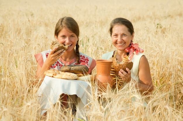 Le donne in abiti tradizionali con pane