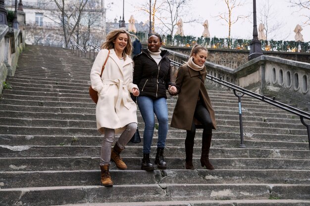 파리를 여행하는 여성