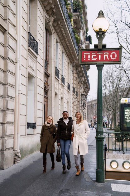 Women traveling in paris