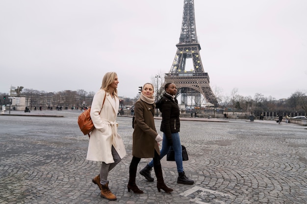 パリを旅行する女性