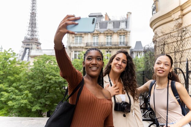 フランスで一緒に旅行する女性