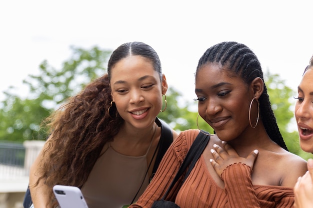 Donne che viaggiano insieme in francia