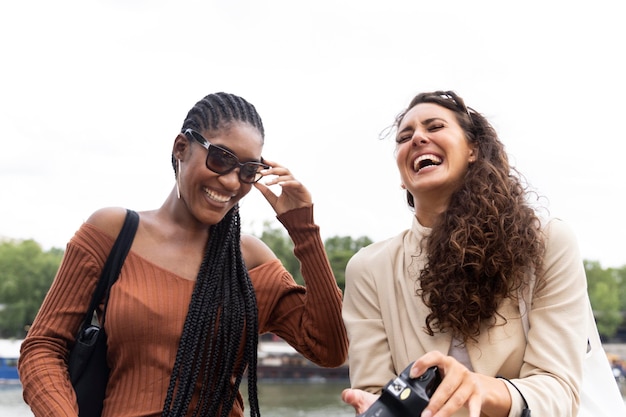 Free photo women traveling together in paris