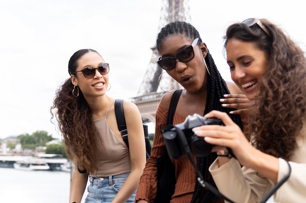파리에서 함께 여행하는 여성