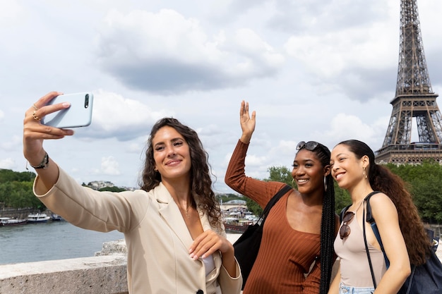 Donne che viaggiano insieme a Parigi