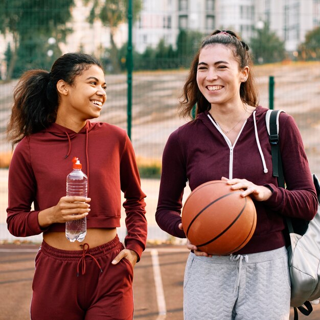 バスケットボールの試合後に家に帰る女性