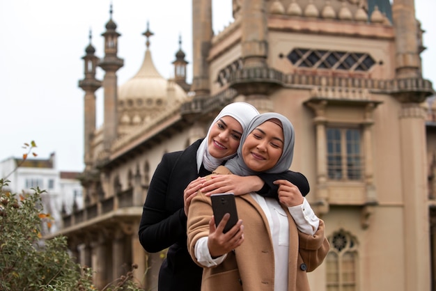 히잡을 쓰고 즐거운 시간을 보내는 여성들