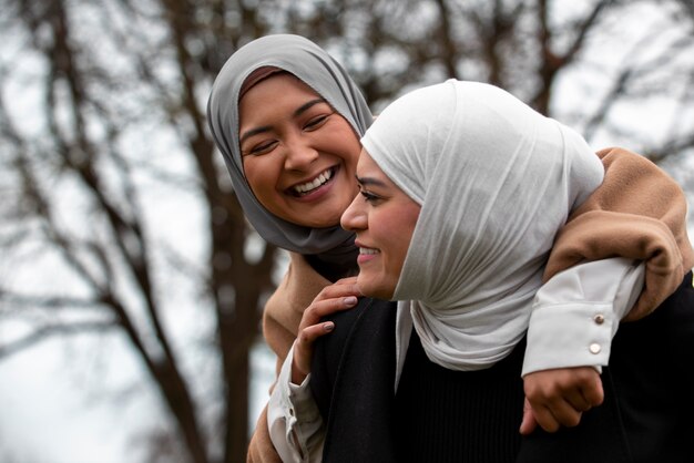 히잡을 쓰고 즐거운 시간을 보내는 여성들