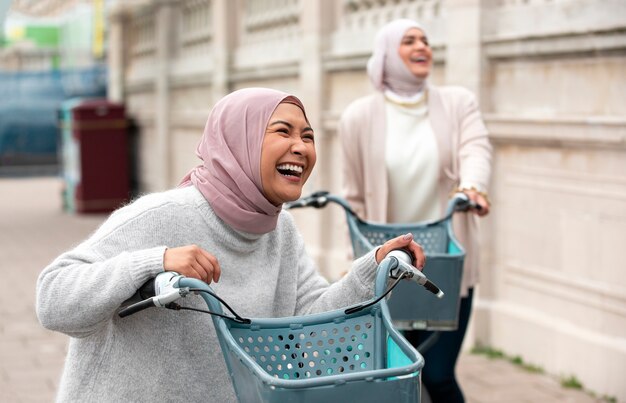 Donne che indossano l'hijab e si divertono