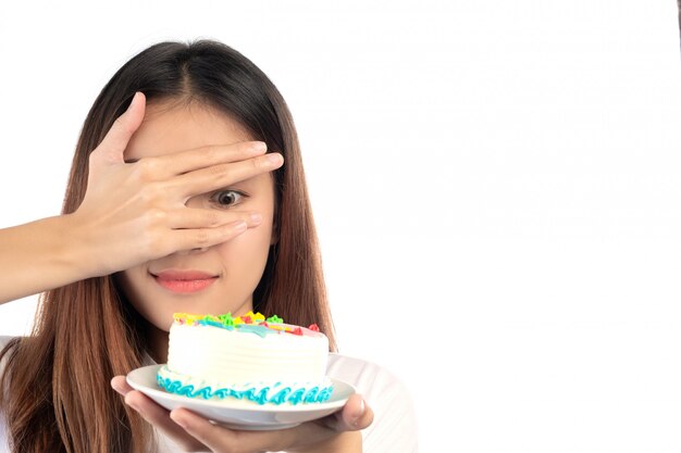 케이크에 대하여 여자는 흰색 배경에 격리 됨.