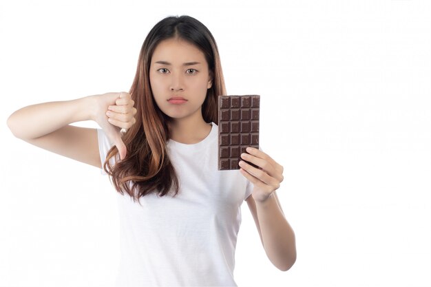 초콜릿에 대하여 여자는 흰색 배경에 고립.