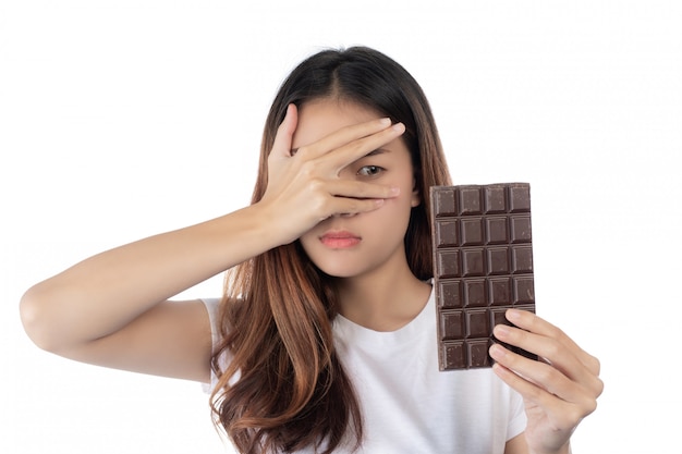 초콜릿에 대하여 여자는 흰색 배경에 고립.