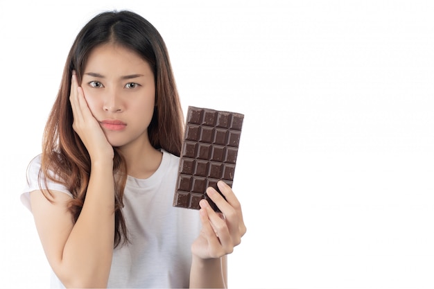 チョコレートに対して、白い背景で隔離の女性。