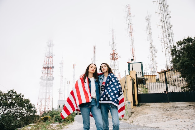 アメリカの旗を持つ女性