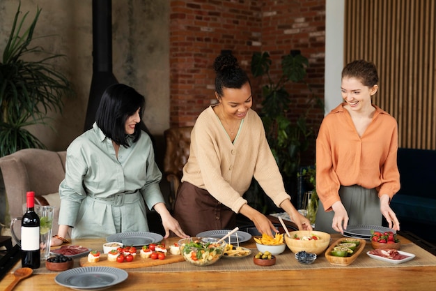 Foto gratuita donne con cibo delizioso colpo medio