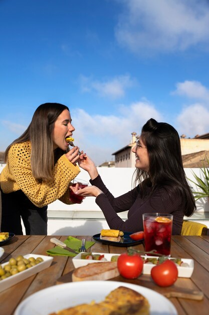 Foto gratuita donne con cibo delizioso colpo medio