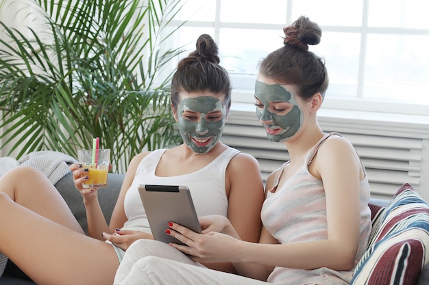 Бесплатное фото Женщины с маской для лица, концепцией красоты и ухода за кожей