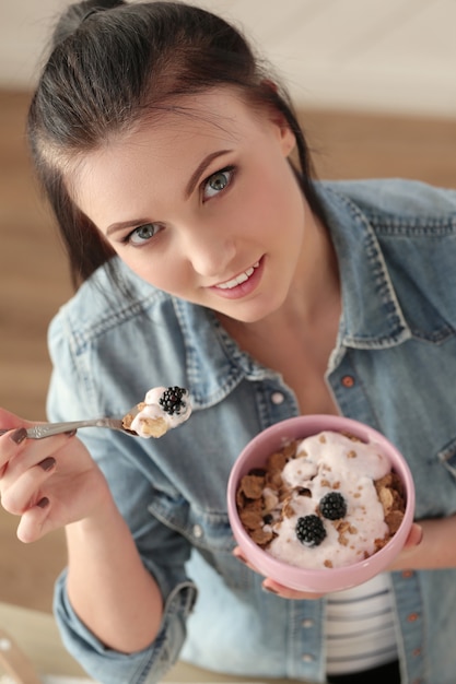 Le donne con la sua colazione