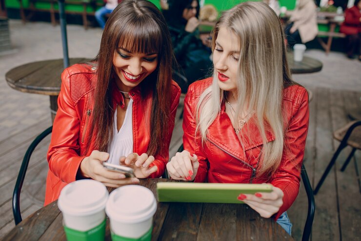 Free Photo women with a smartphone and tablet in a coffee shop