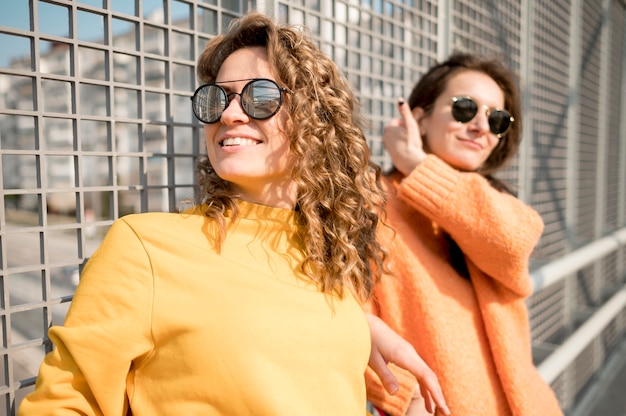 Free photo women with sunglasses spending time together