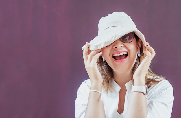 Women with white hat and white dress with sunglasses