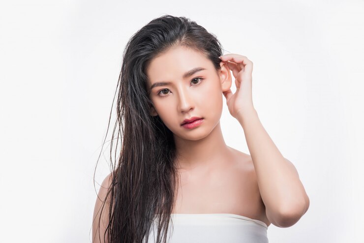 무료 Photo 여자들은 섬 셔츠를 입고 흰 벽을 바라 보았다.
