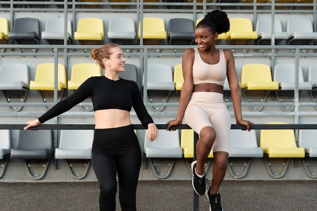 Foto gratuita donne che si allenano insieme all'aperto