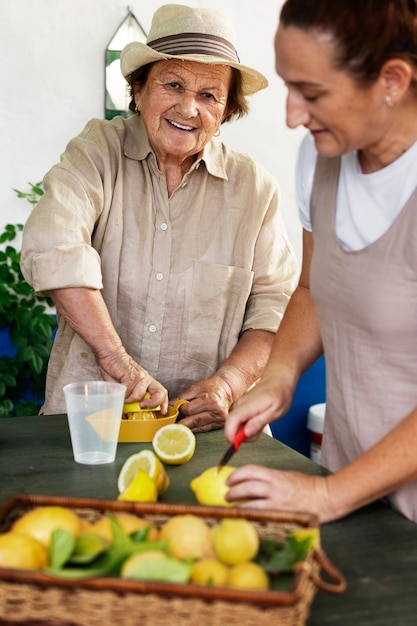 Donne che lavorano insieme in campagna