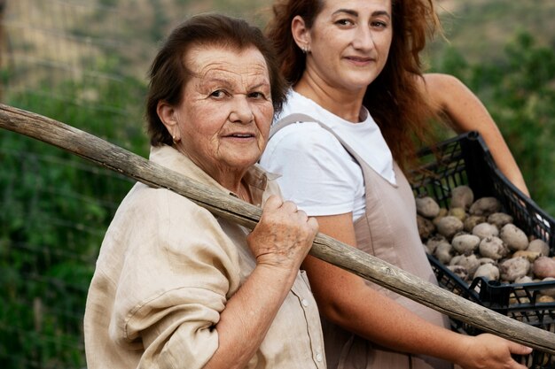 Женщины, работающие вместе в сельской местности