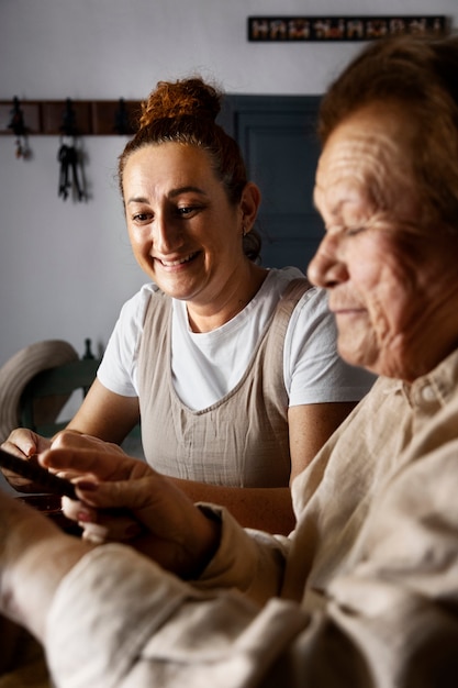 Donne che lavorano insieme in campagna