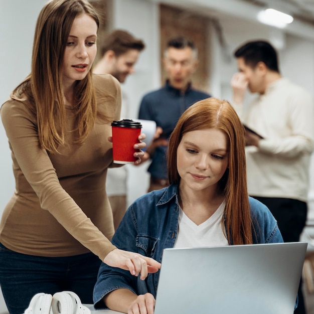 Foto gratuita donne che lavorano insieme a un progetto