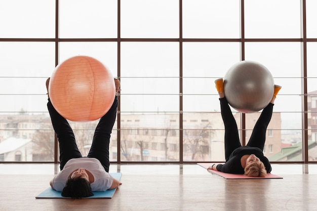 Foto gratuita le donne che lavorano con grandi palle