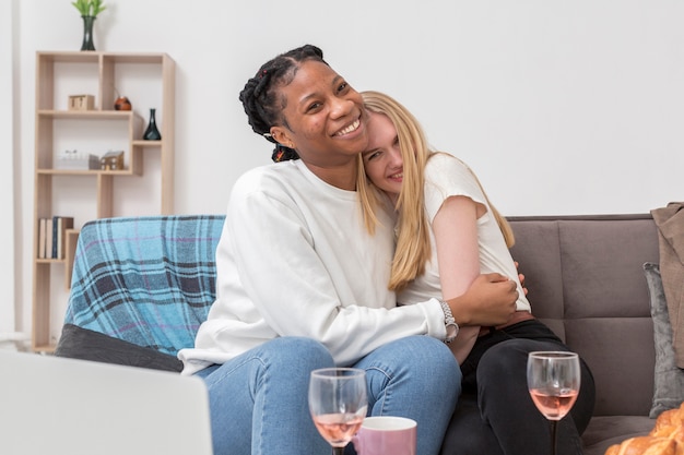 Foto gratuita le donne si divertono durante il pranzo