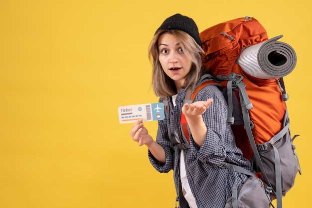 チケットを保持しているバックパックを持つ不思議な旅行者の女性