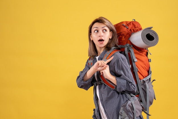 Foto gratuita donna viaggiatrice meravigliata con zaino rosso